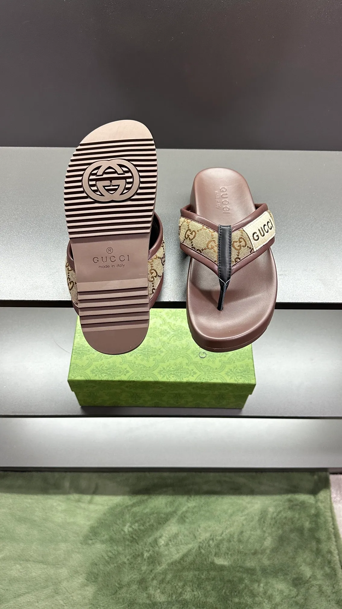 [G Family Couple Style] P: 300💰Female size 36~40 Men's size 39~45, (46. Custom-made Unisex GG slippers This slipper is made of GG polyester fiber and is decorated with a Gucci label on the front, adding a striking logo feel to the style. Beige GG recycled polyester fiber Unisex leather trim "Gucci Made in Italy" embroidered label Rubber sole Flat Made in Italy